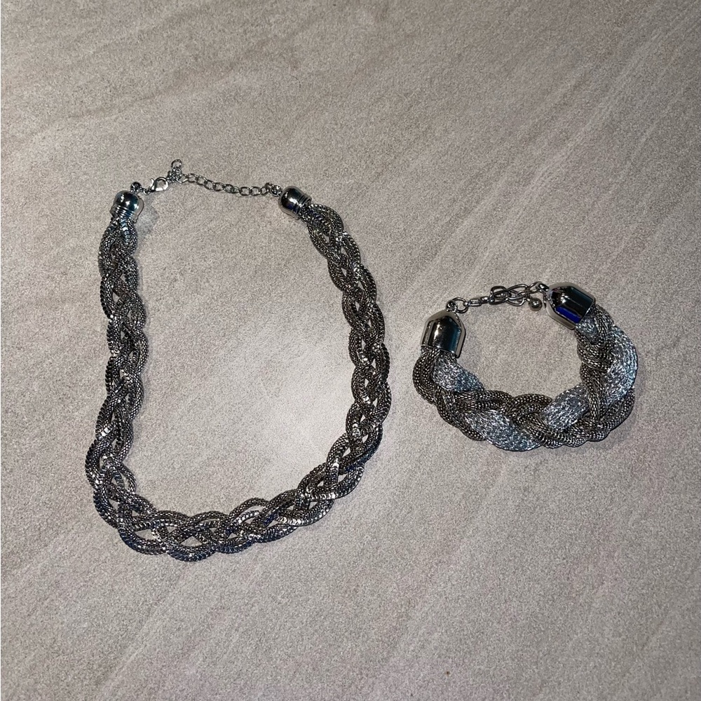 Necklace and bracelet set